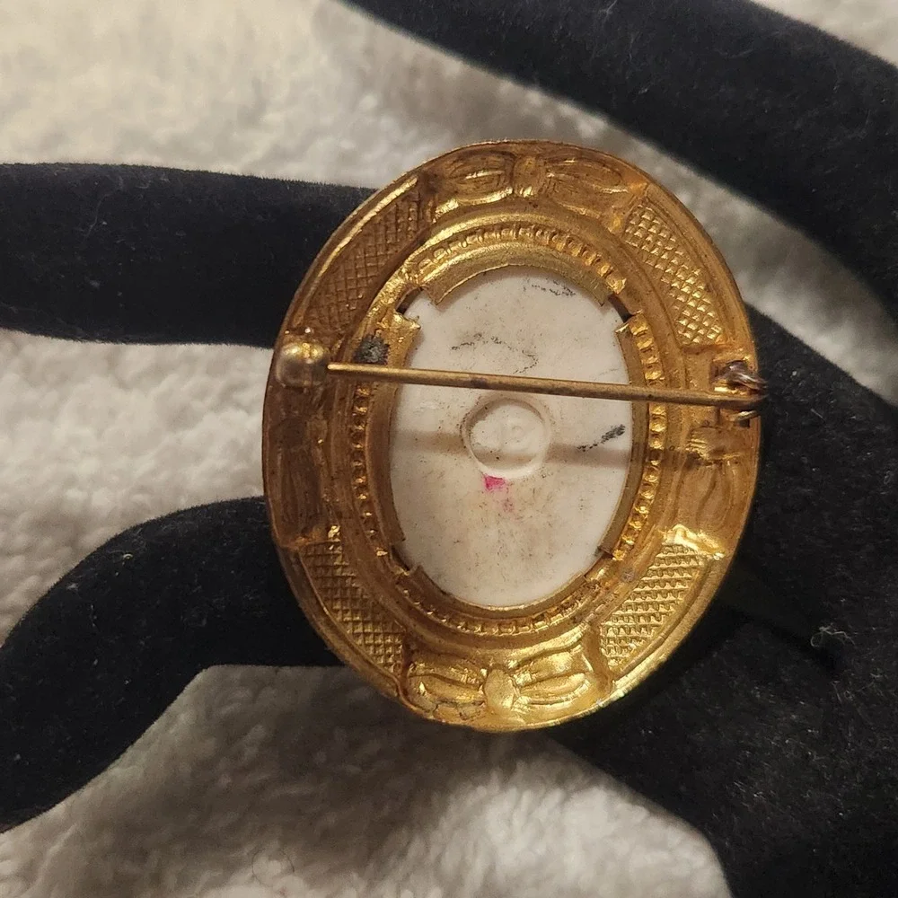 Vintage Limoges Style Porcelain Cameo Brooch Gold Tone Romantic Scene Oval Pin